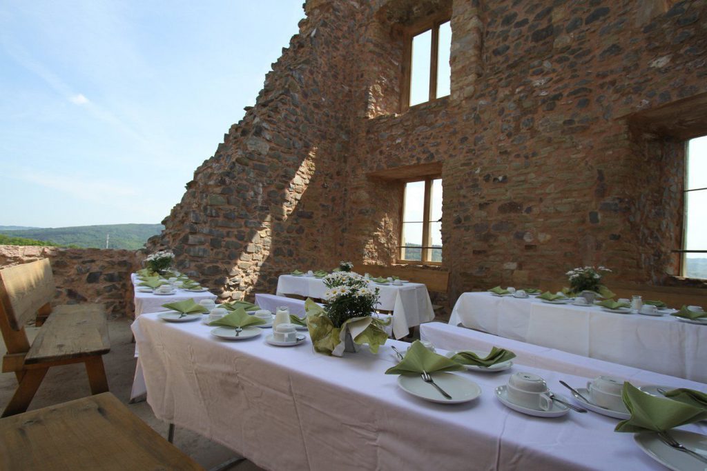 Tafel im freien Schloss Idar-Oberstein